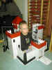 alex_i_borgen_pa_dagis.jpg (32421 byte)